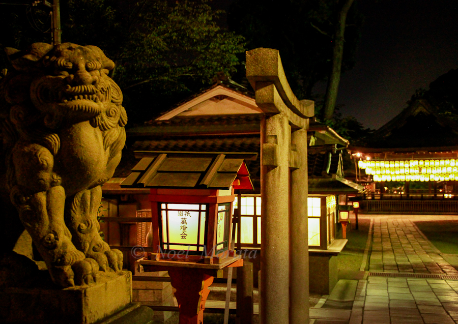 Nighttime visit to Yasaka Shrine