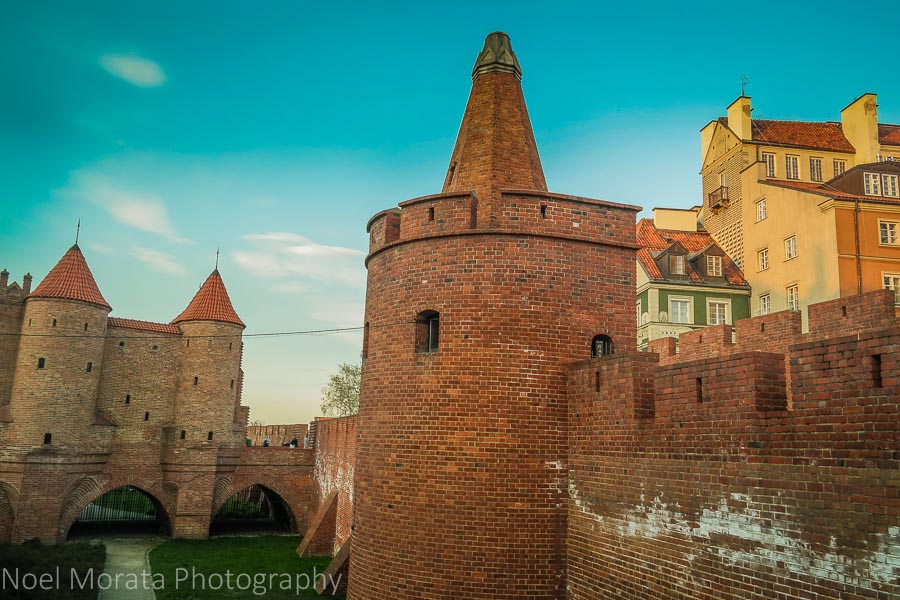 Touring Warsaw at the ramparts and medieval towers of the city