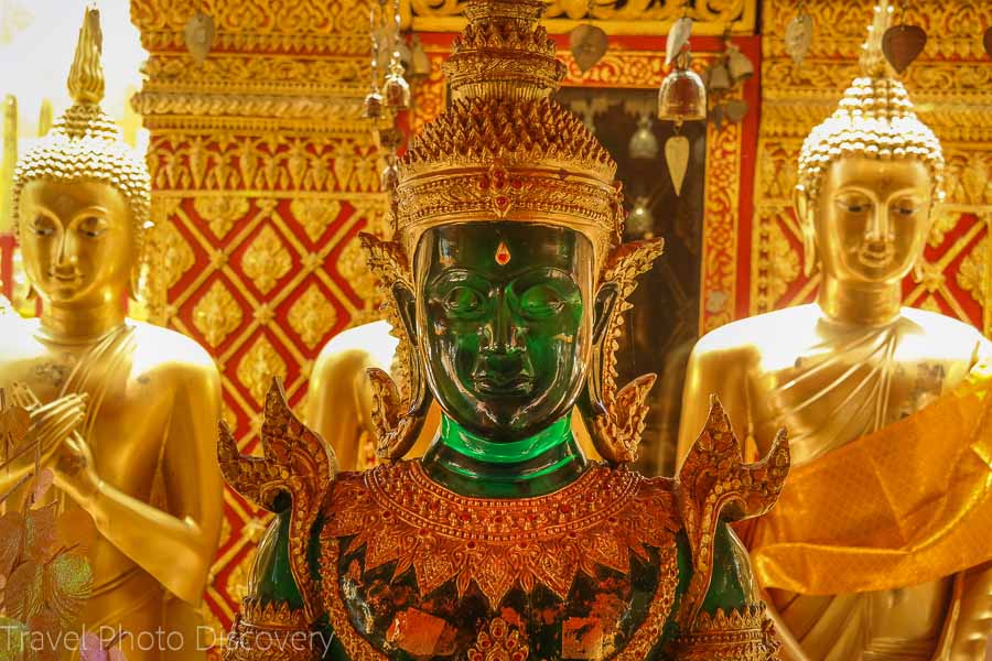 Buddhas surrounding the golden chedi