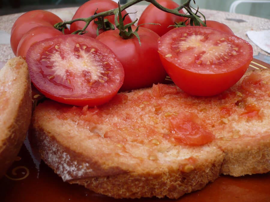 Bread with tomato Catalunya foods to try