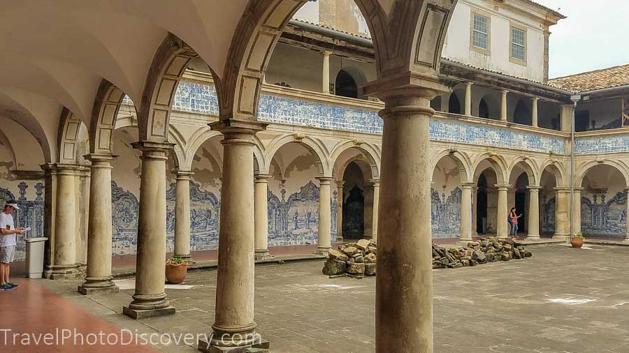 Interior courtyard of the Igreja e Convento de São Francisco
