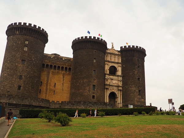 castel-nuovo-naples-italia
