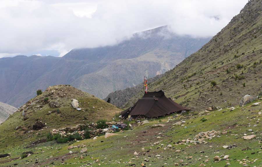 Nomad tent on the Ganden-Samye route