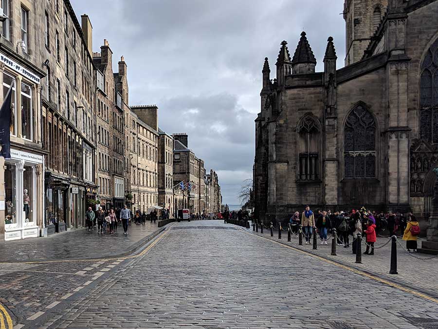 Royal-mile-in-Edinburgh