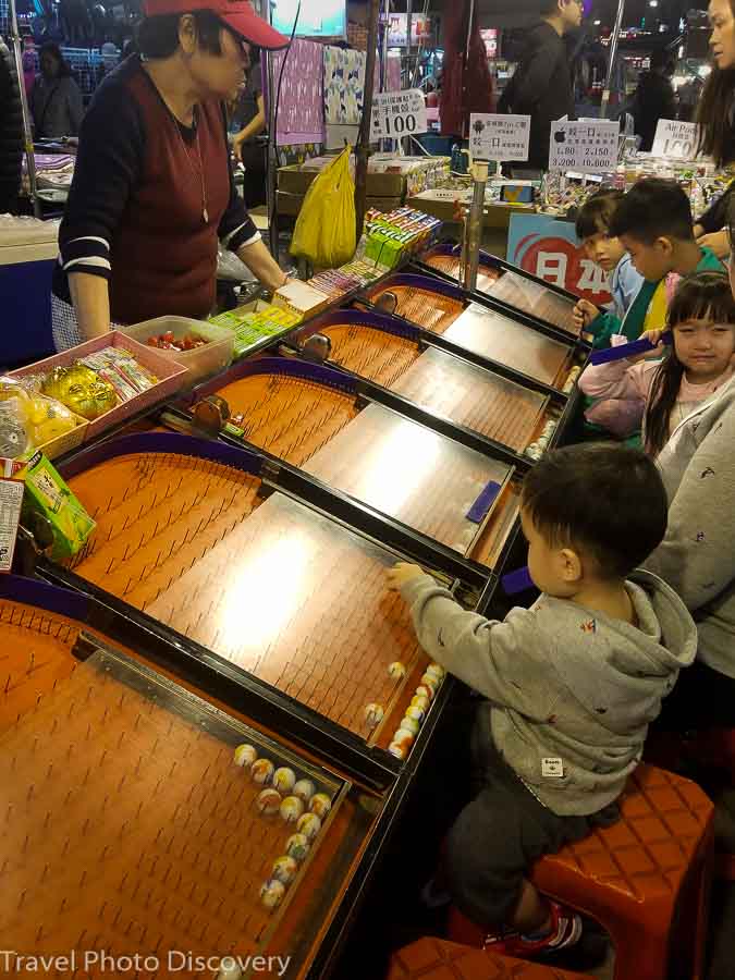 Raohe night market table games