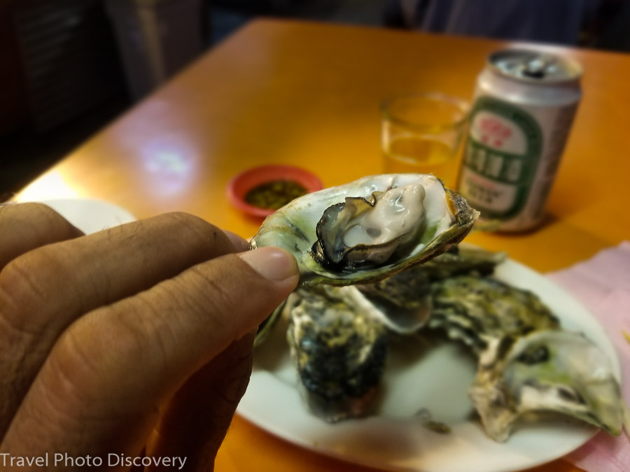 fresh grilled oyster seafood at Raohe 