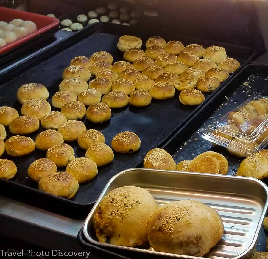 pepper pork buns at Raohe market