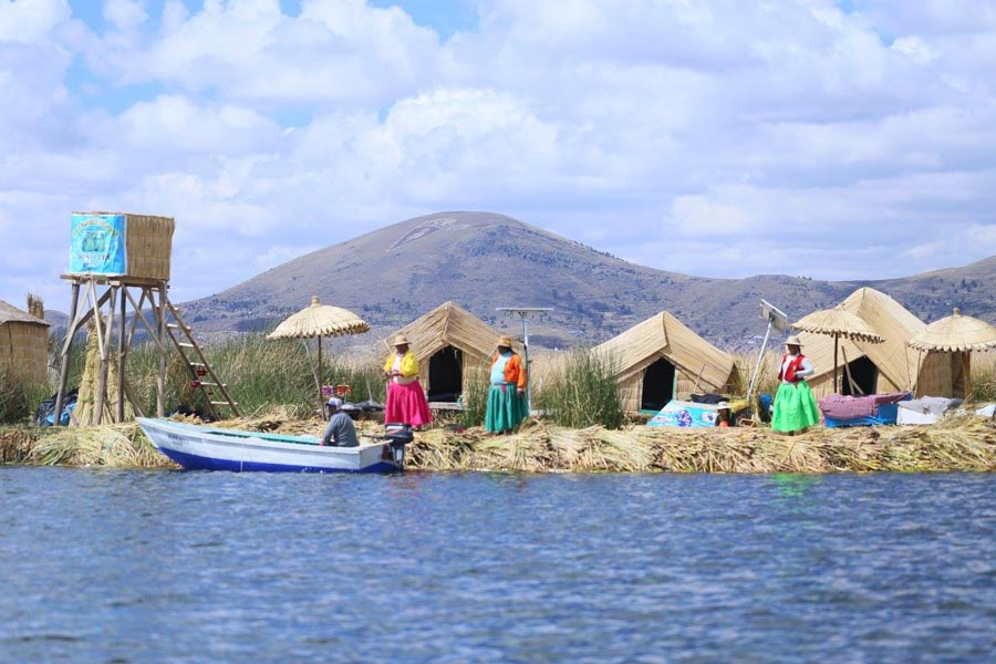 tour lago titicaca shoreline view