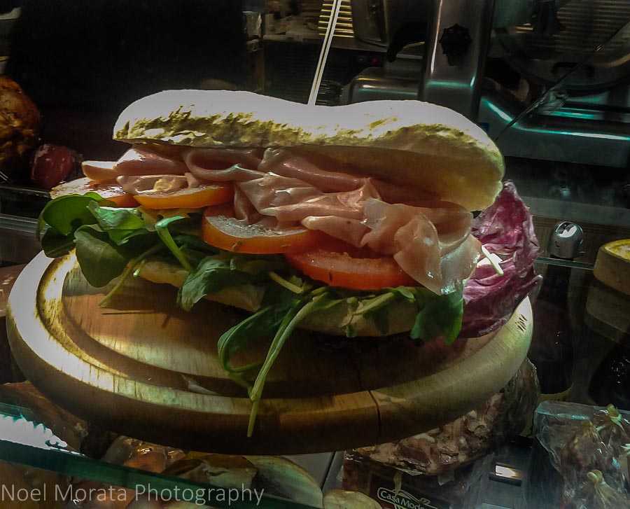 What are the top street foods of Bologna to try?