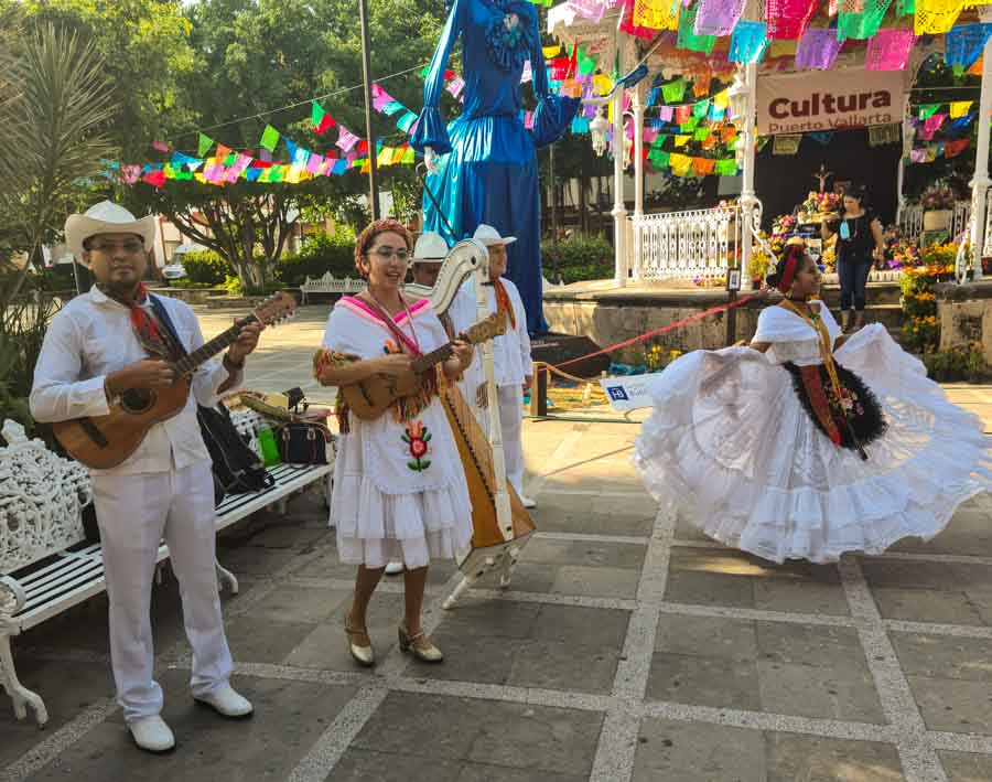 Live mariachi music and dances at Plaza de Armas