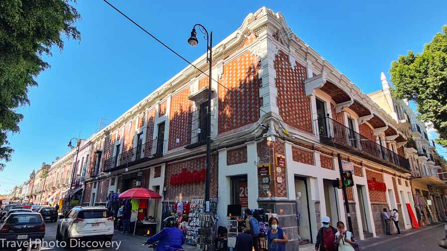 Walk through a pedestrian promenade at 5 de Mayo