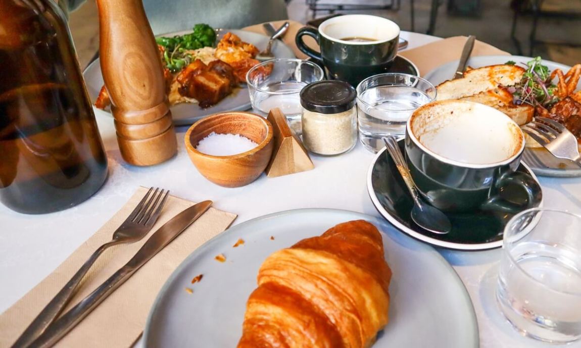 2 Days in Montreal: An Epic + Easy Itinerary 5 brunch in montreal (2)