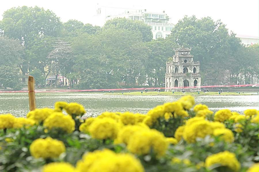  Hoan Kiem Lake in Hanoi is a popular gathering place for locals
