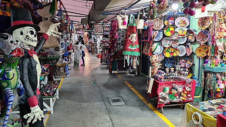 Shopping at the main artisan market, Mercado des Artesanias – La Ciudadela
