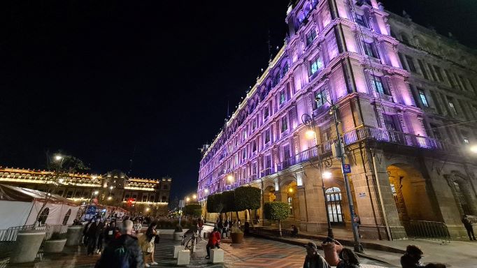 Enjoy a balcony bar / restaurant overlooking the Zocalo