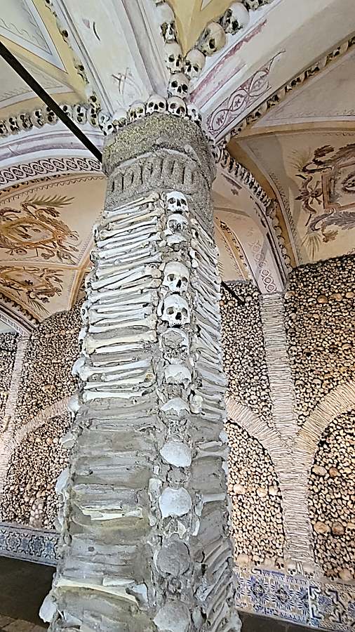 Capela dos Ossos : Chapel of bones in Evora, Portugal