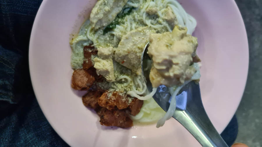 Kaao Laad Kaeng (curry on rice)