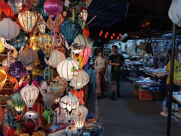Hoi An Ancient Town (30 km from Da Nang) nght strolls