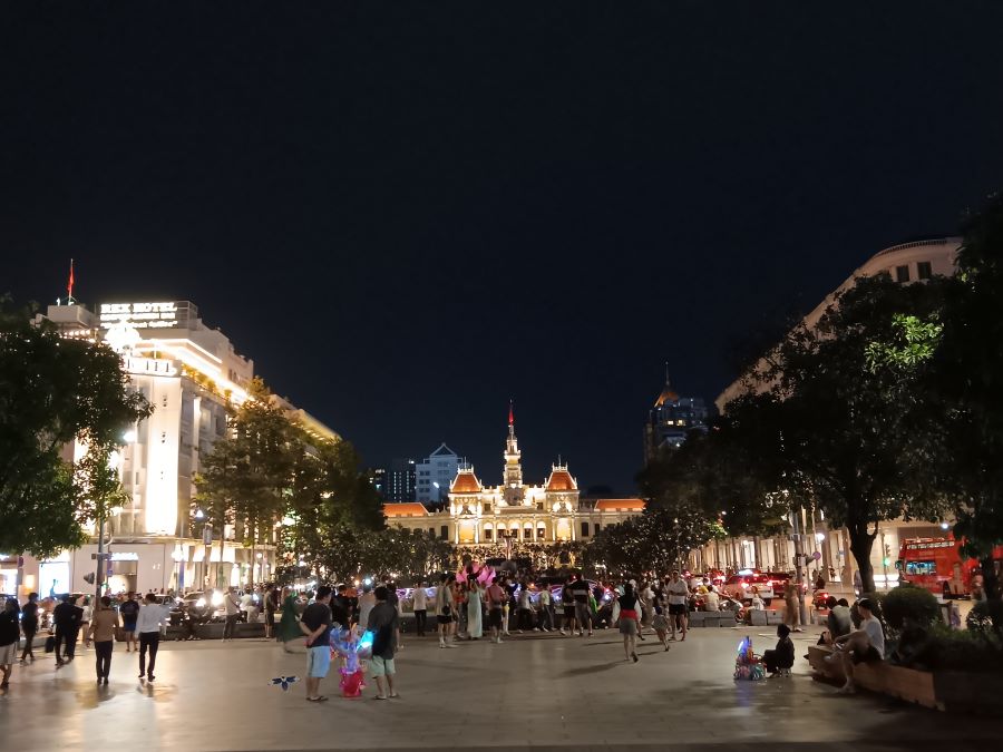Nguyen Hue walking promenade Explore nighttime at Saigon's central district