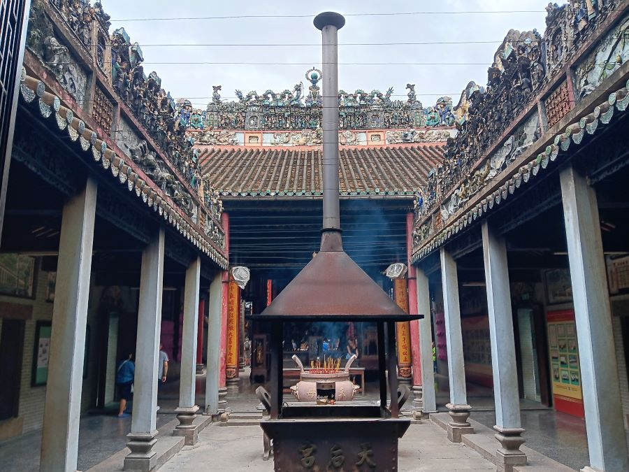 Saigon chinatown Chinatown (Cholon) temple