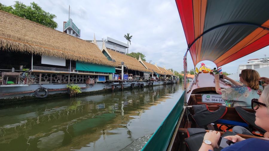What are the floating markets to explore around Bangkok?