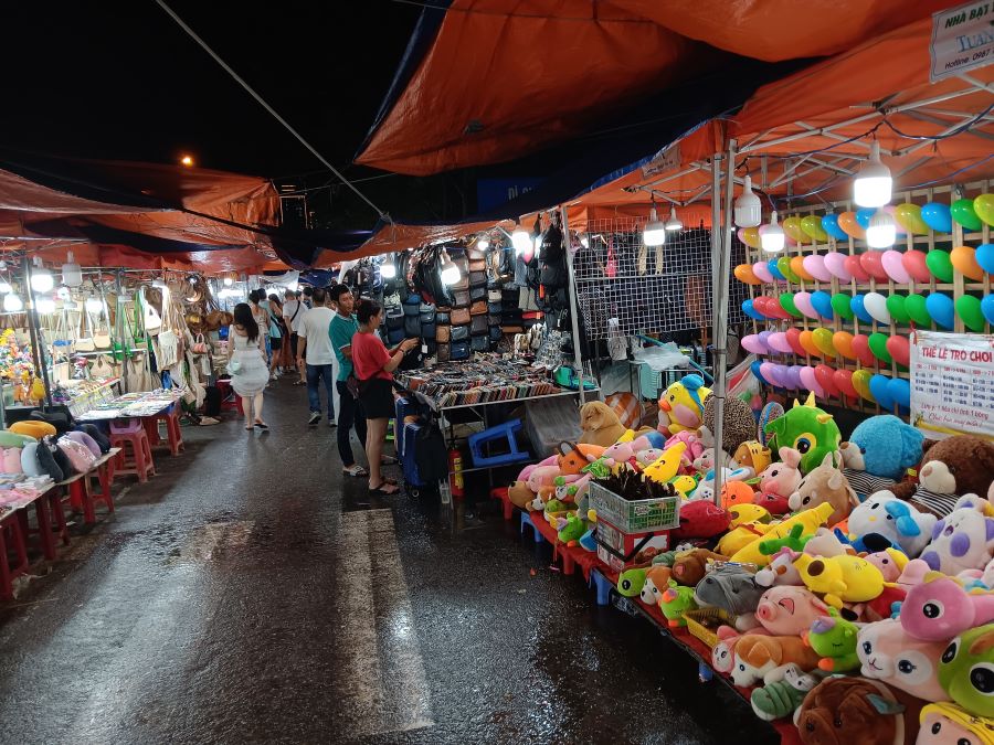Visit Da Nang, Vietnam: historic sites, food markets, fun day trips and beach time vibes