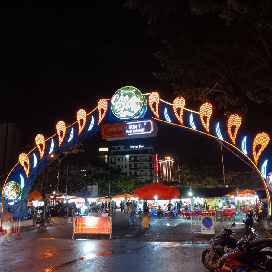Night market experience in Da Nang