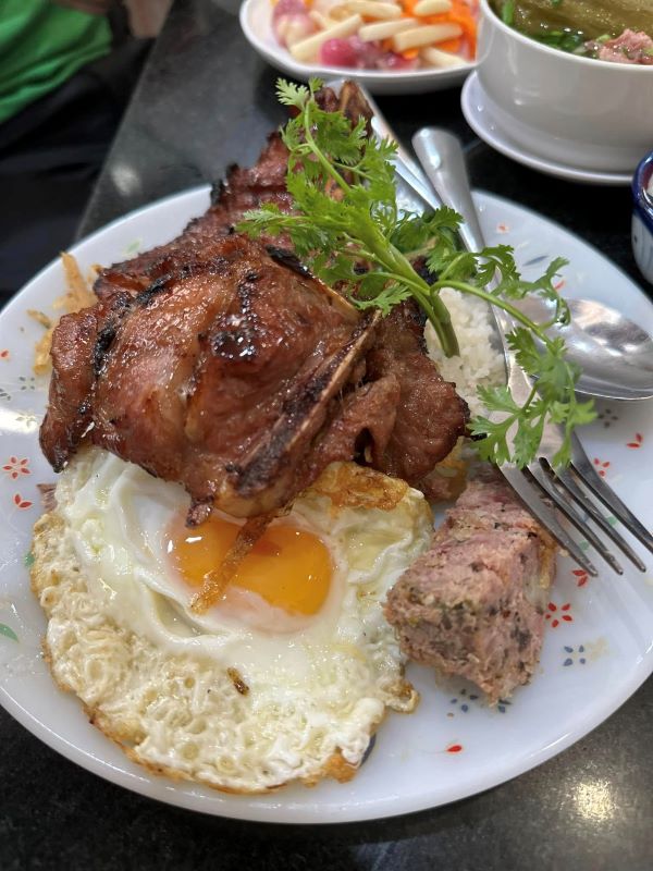 Com tam rice mixed plate dish Cơm tấm (Broken Rice)
